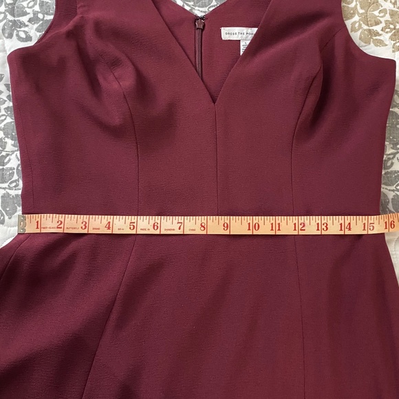 NWOT Sandra burgundy Plunge Crepe Trumpet Gown Size Large.